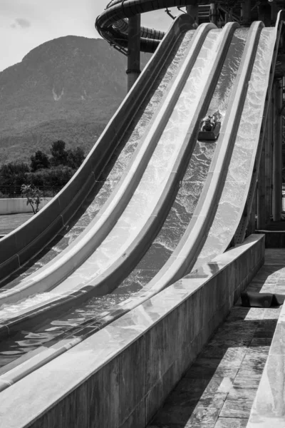 Jongen Rijdt Een Dia Het Waterpark — Stockfoto