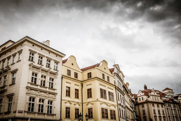 Prag, Çek Cumhuriyeti - 21 Eylül 2019. Güz Prag 'ın güzel sokakları ve mimarisi