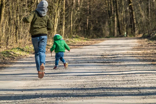 Kinderen Lopen Het Bos Isolatie — Stockfoto