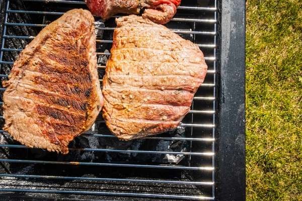 Steaks Grillen Campen Tragbarer Grill — Stockfoto