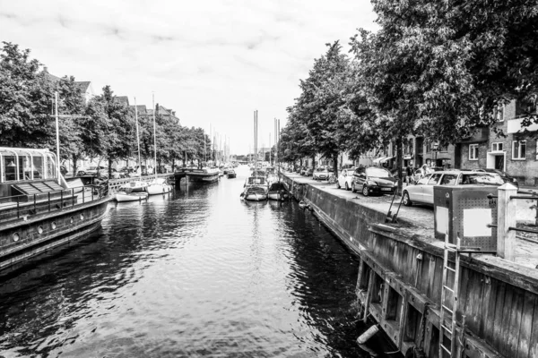 Barevné Historické Domy Staré Dřevěné Lodě Nacházejí Kanálu Slavného Christianshavn — Stock fotografie