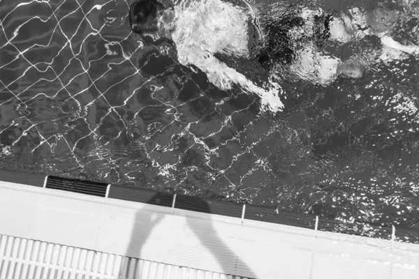 Der Junge Springt Den Pool — Stockfoto