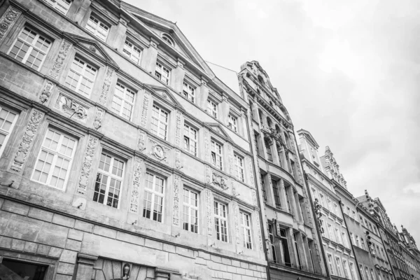 Wroclaw, Polonya - 15 Haziran 2019 Wroclaw Evleri ve Wroclaw şehrinin sokakları. Şehir manzarası