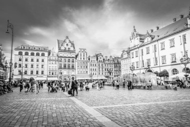 Eski renkli evleri olan Wroclaw merkez pazar meydanı