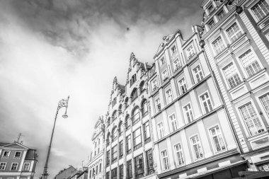 Eski renkli evleri olan Wroclaw merkez pazar meydanı