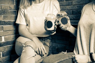 Ahşap arka planda kahve ve dondurma.