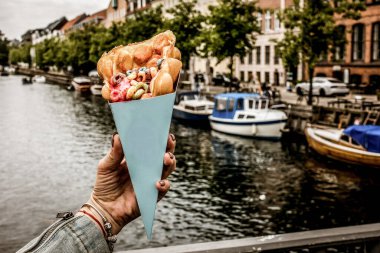 Kopenhag, Danimarka - 15 Temmuz 2019. Kopenhag 'ın arka planında dondurma waffle' ı
