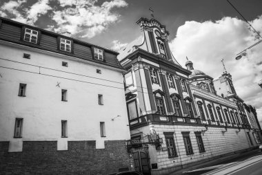 Muhteşem Mimarlık ve Kırbaç Kiliseleri