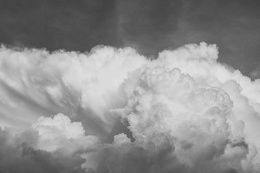 Gün batımında gökyüzünde güzel bulutlar