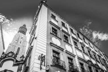 Eski renkli evleri olan Wroclaw merkez pazar meydanı