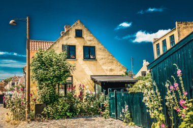 Resimli bir köyde güzel bir Danimarka mimarisi