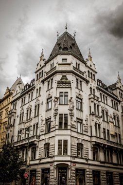 Prag, Çek Cumhuriyeti - 21 Eylül 2019. Güz Prag 'ın güzel sokakları ve mimarisi