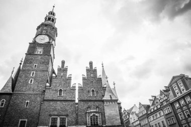 Wroclaw, Polonya - 15 Haziran 2019 Wroclaw Evleri ve Wroclaw şehrinin sokakları. Şehir manzarası