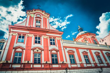 Muhteşem Mimarlık ve Kırbaç Kiliseleri