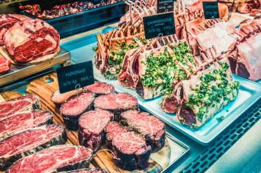 Tezgahta farklı türde taze et var.