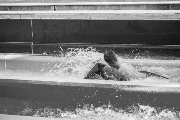 Garçon Monte Toboggan Dans Parc Aquatique — Photo