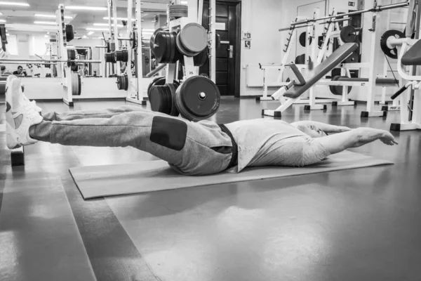 Een Man Gaat Sporten Sportschool — Stockfoto