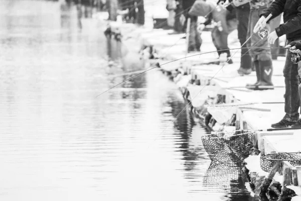 Pesca Alla Trota Fondo Scuro — Foto Stock