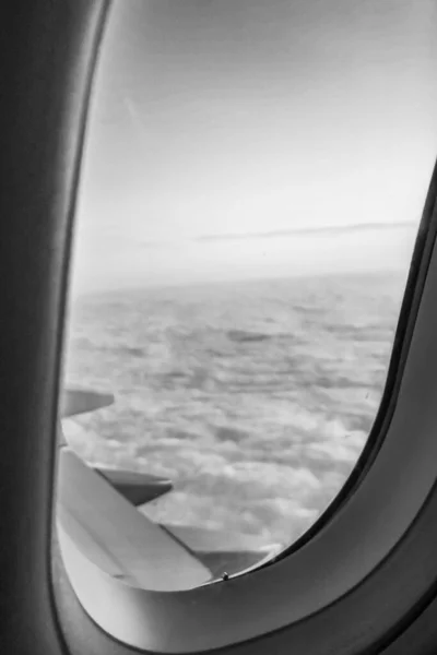 Gökyüzündeki Bir Uçak Penceresinin Manzarası — Stok fotoğraf