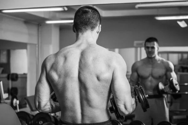 Homem Treina Academia Fitness Esporte Saúde — Fotografia de Stock