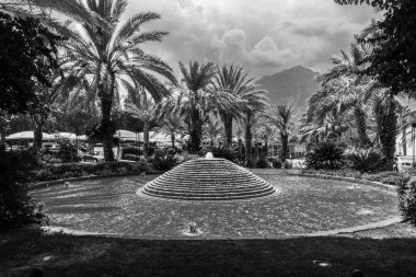 Güzel tatil beldesi. Yeşil ve çiçekler