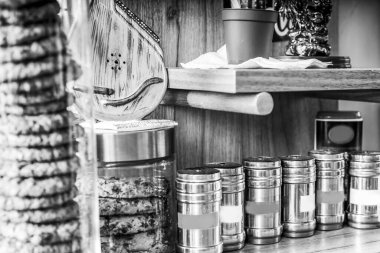 Barista kafenin arka planında kahve yapıyor.