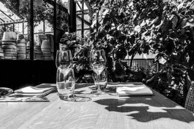 Parkta güzel bir açık hava restoranı var.