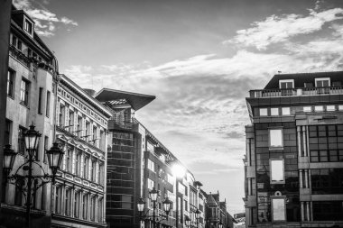 Eski renkli evleri olan Wroclaw merkez pazar meydanı