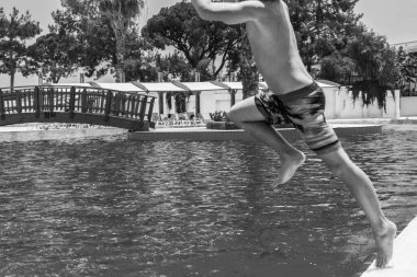 Çocuk havuza atladı.