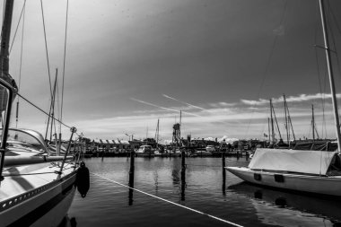 Yatları olan güzel Danimarka limanı