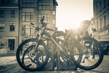 Eski renkli evleri olan Wroclaw merkez pazar meydanı