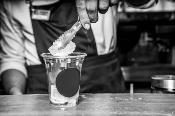 Mojito Yapımı Kafenin Arka Planında — Stok fotoğraf