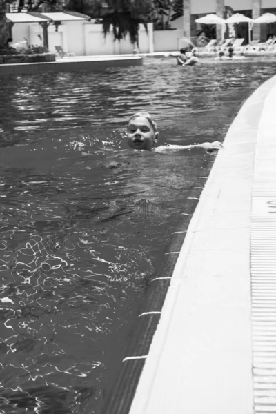 Der Junge Springt Den Pool — Stockfoto