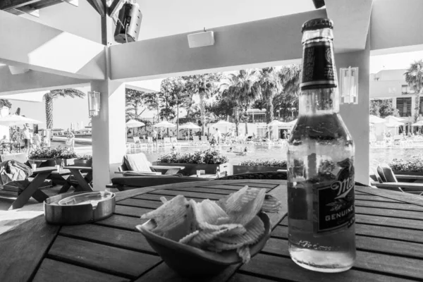 Bier Und Chips Auf Dem Tisch Sommercafé — Stockfoto