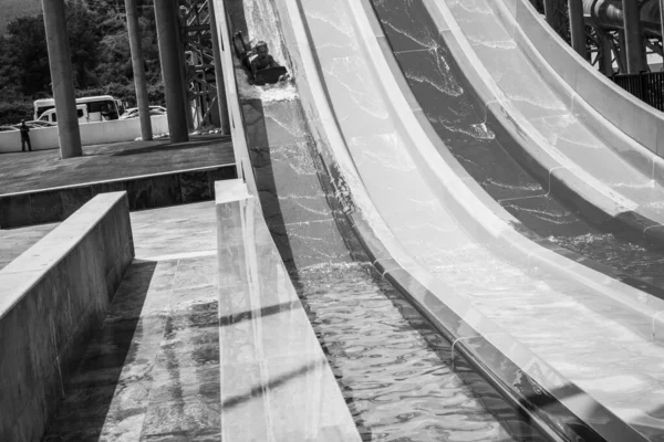 Menino Monta Slide Parque Aquático — Fotografia de Stock