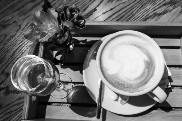 Kávé Egy Kávézóban Tálcán — Stock Fotó