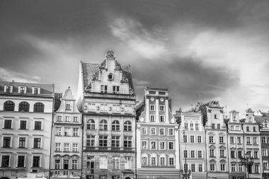 Eski renkli evleri olan Wroclaw merkez pazar meydanı
