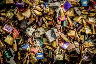 Wroclaw, Polonya - 15 Haziran 2019 Wroclaw Evleri ve Wroclaw şehrinin sokakları. Şehir manzarası