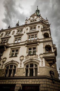 Prag, Çek Cumhuriyeti - 21 Eylül 2019. Güz Prag 'ın güzel sokakları ve mimarisi