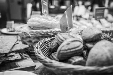 Kahvaltı için kafede nefis taze hamur işleri.