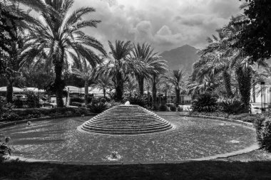 Güzel tatil beldesi. Yeşil ve çiçekler