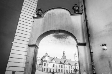 Eski renkli evleri olan Wroclaw merkez pazar meydanı