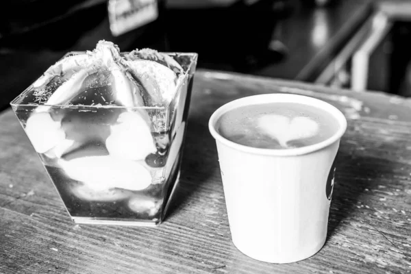 Café Helado Sobre Fondo Madera —  Fotos de Stock