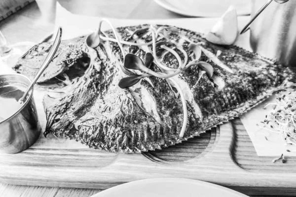Masa Yemeği Arka Planında Fırında Dil Balığı — Stok fotoğraf