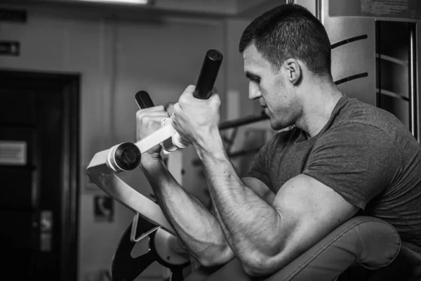 Homme Entraîne Dans Gymnase Fitness Sport Santé — Photo