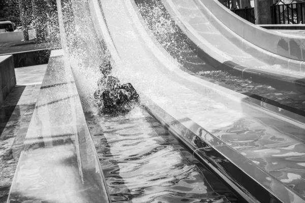 Jongen Rijdt Een Dia Het Waterpark — Stockfoto