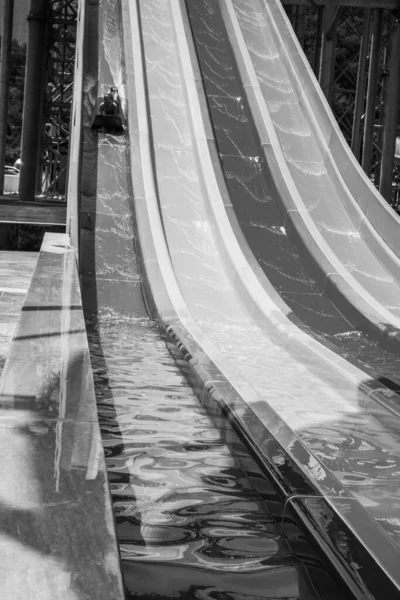 水上乐园中的骑水滑梯 — 图库照片