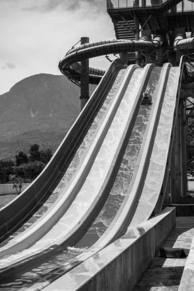 Menino Monta Slide Parque Aquático — Fotografia de Stock