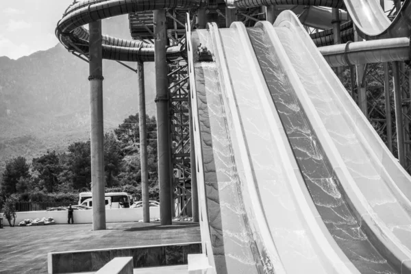 Jongen Rijdt Een Dia Het Waterpark — Stockfoto