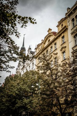 Prag, Çek Cumhuriyeti - 21 Eylül 2019. Güz Prag 'ın güzel sokakları ve mimarisi